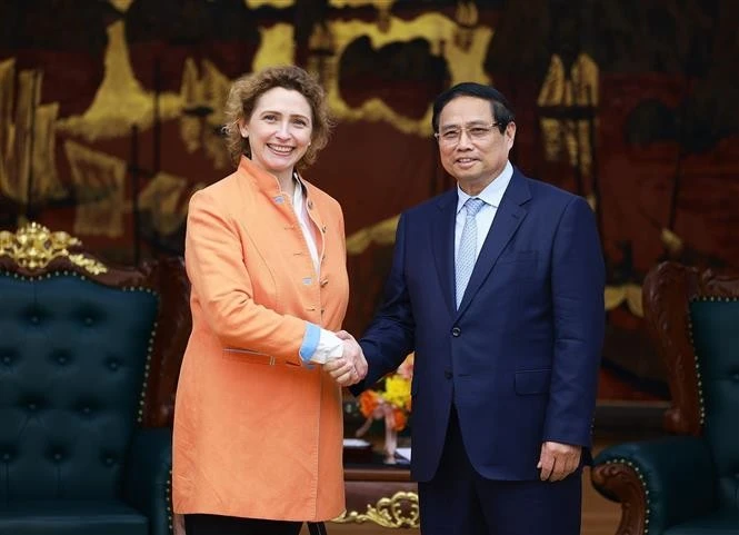 El primer ministro de Vietnam, Pham Minh Chinh, recibe a Nicola Beer, vicepresidenta del BEI. (Foto: VNA)