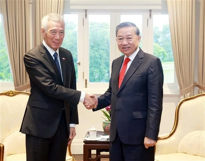 El secretario general del Partido Comunista de Vietnam, To Lam (derecha), se reúne con el exprimer ministro Lee Hsien Loong, quien actualmente se desempeña como ministro principal y asesor principal del PAP de Singapur (Foto: VNA)