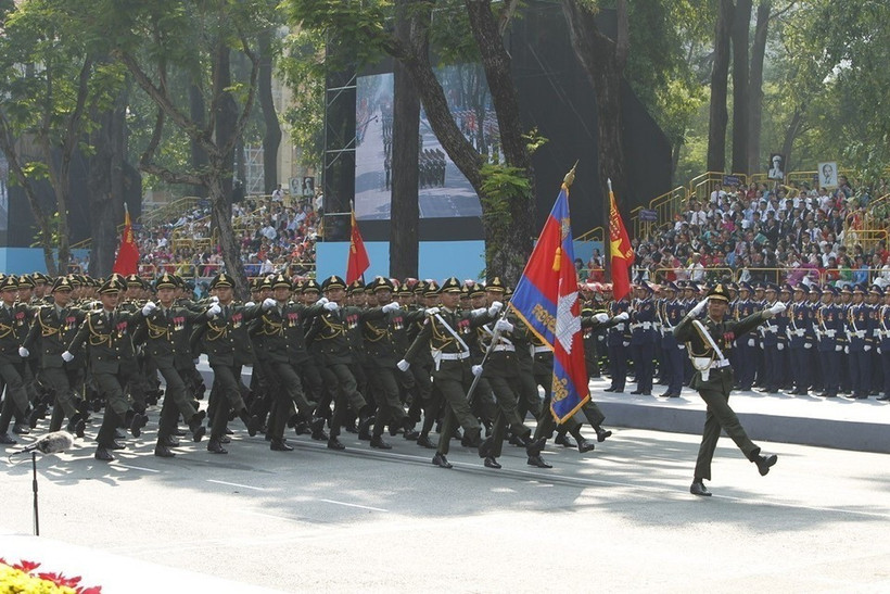 Soldados camboyanos participan en desfile por 50 años de reunificación nacional de Vietnam (Foto: VNA)