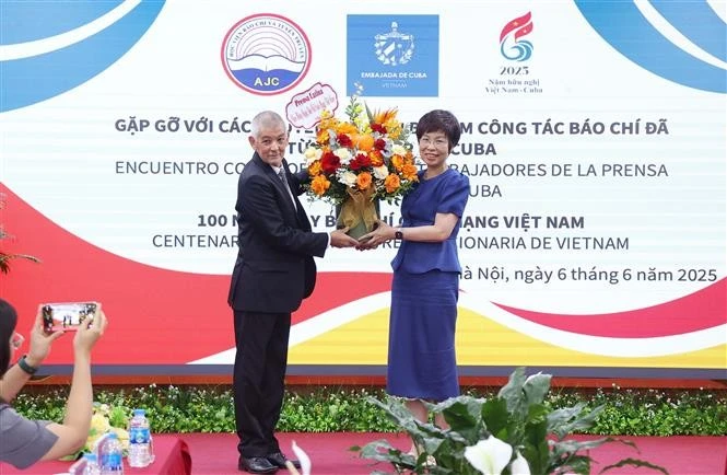 Moisés Pérez Mok, corresponsal de Prensa Latina, felicita la directora general de la VNA, Vu Viet Trang, con motivo del centenario del Día de la Prensa Revolucionaria de Vietnam (Foto: VNA)