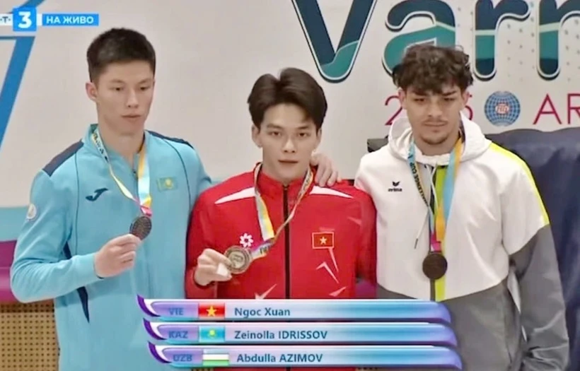 El gimnasta vietnamita Dang Ngoc Xuan Thien (centro) en el podio con la medalla de oro. (Foto: qdnd.vn)