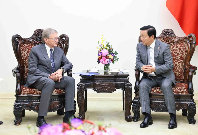 El viceprimer ministro vietnamita Tran Hong Ha (derecha) conversa con Boris Yuryevich Titov, enviado especial del presidente ruso para las relaciones con las organizaciones internacionales para el logro de los ODS. (Foto: VNA)