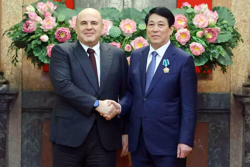 El presidente de Vietnam, Luong Cuong (derecha), recibe al primer ministro de Rusia, Mikhail Mishustin. (Foto: VNA)