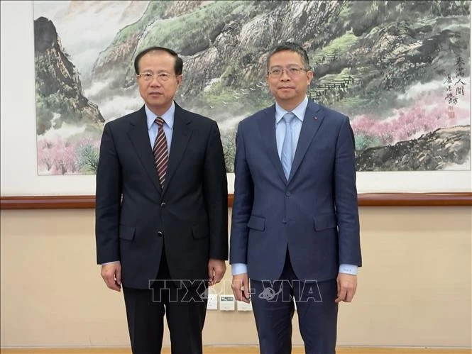 El embajador de Vietnam en China, Pham Thanh Binh (derecha), se reúne con el vicepresidente del Comité de Asuntos Exteriores de la APN de China, Fu Ziying. (Foto: VNA)