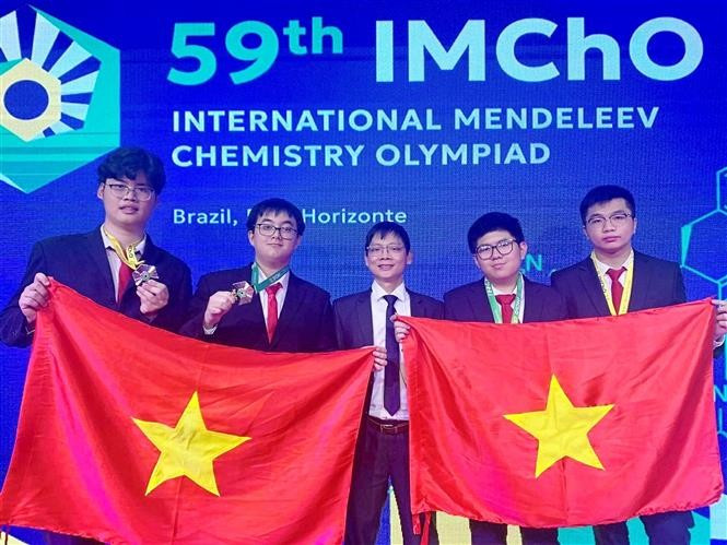 Los cuatro estudiantes vietnamitas que participaron en la IMChO obtuvieron medallas, incluyendo dos de oro y dos de plata (Foto: VNA)