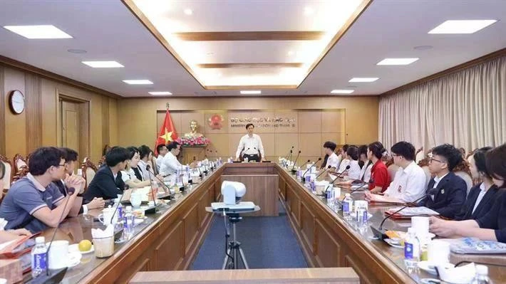 Representantes del Ministerio de Educación y Formación se reúnen con estudiantes que compiten en la ISEF 2025. (Foto: nhandan.vn)