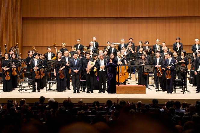La cónsul general de Hanoi en Fukuoka, Vu Chi Mai, entrega flores por el exitoso concierto. (Foto: VNA)