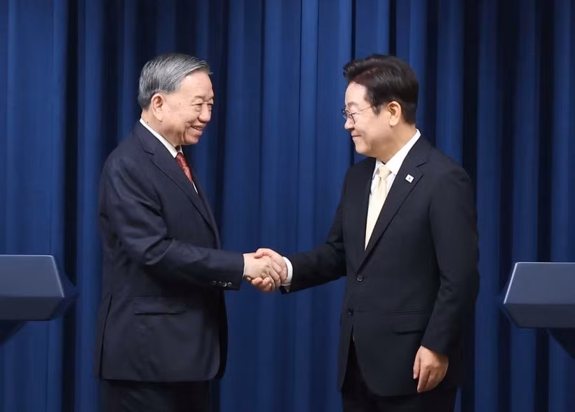 El secretario general del Partido Comunista de Vietnam, To Lam (izquierda), y el presidente de Corea del Sur, Lee Jae Myung (Foto: VNA)