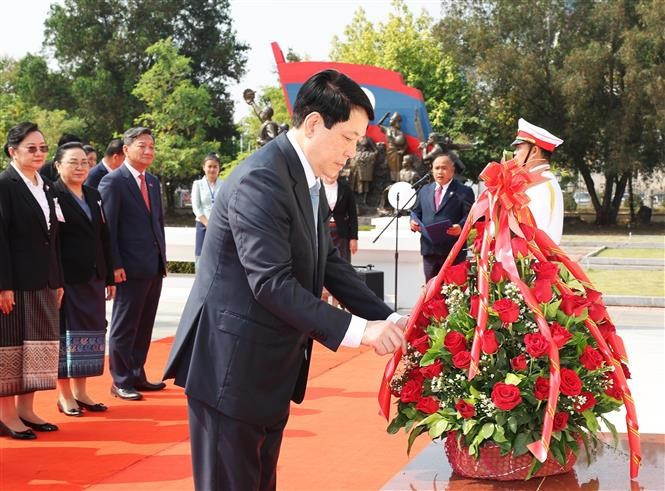 El presidente de Vietnam, Luong Cuong, rinde homenaje póstumo al líder laosiano Kaysone Phomvihane (Foto: VNA)