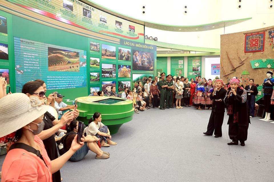 Un intercambio artístico y cultural en el área de exhibición de la provincia de Lao Cai. (Foto: VNA)