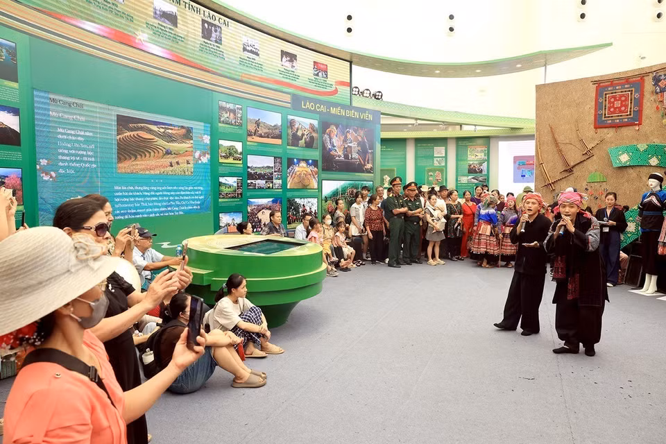 Un intercambio artístico y cultural en el área de exhibición de la provincia de Lao Cai. (Foto: VNA)