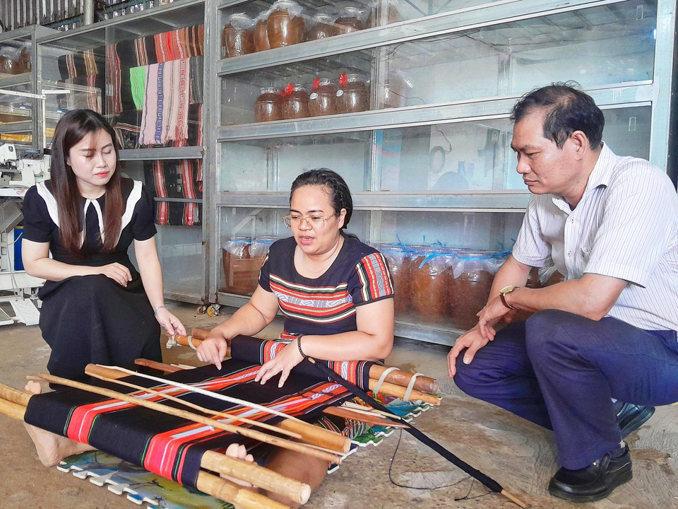 En 2024, el Ministerio de Cultura, Deportes y Turismo reconoció la artesanía tradicional del tejido de brocado del pueblo S'tieng en la provincia de Binh Phuoc (ahora parte de Dong Nai) como patrimonio cultural inmaterial nacional. (Foto: VNA)