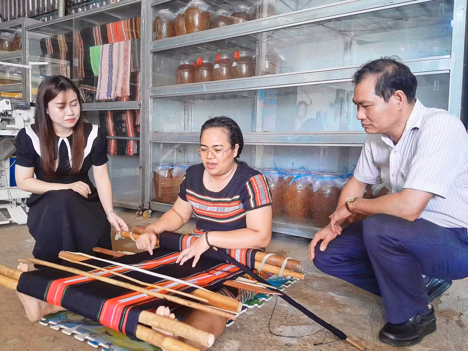 En 2024, el Ministerio de Cultura, Deportes y Turismo reconoció la artesanía tradicional del tejido de brocado del pueblo S'tieng en la provincia de Binh Phuoc (ahora parte de Dong Nai) como patrimonio cultural inmaterial nacional. (Foto: VNA)