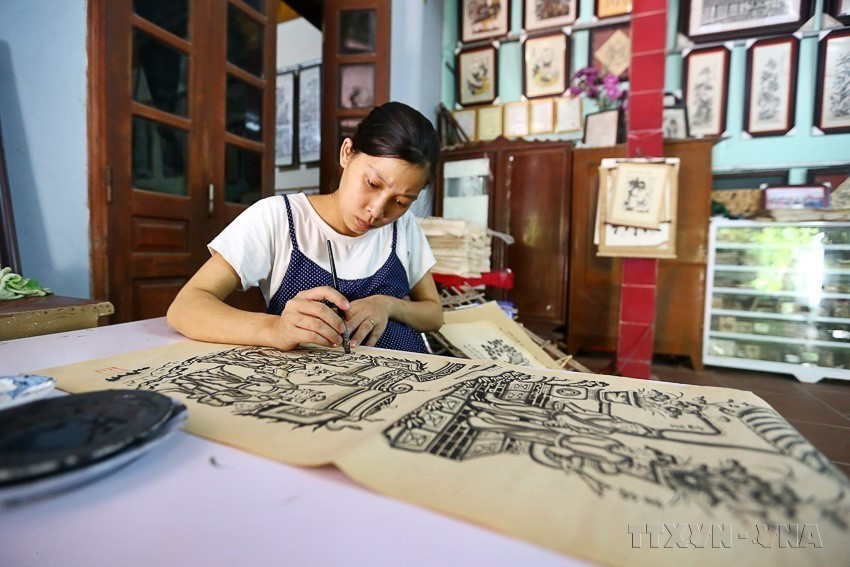 En el pueblo de Dong Ho, solo unas pocas familias mantienen hoy día el oficio. Por tal motivo, es esencial promulgar políticas y medidas para conservar y promover los valores de esta artesanía. (Foto: VNA)