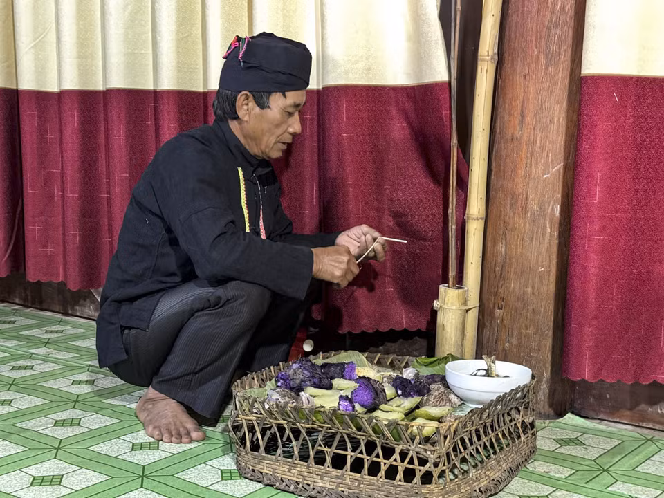 Un chamán realiza un ritual para venerar a las deidades. (Foto: VNA)
