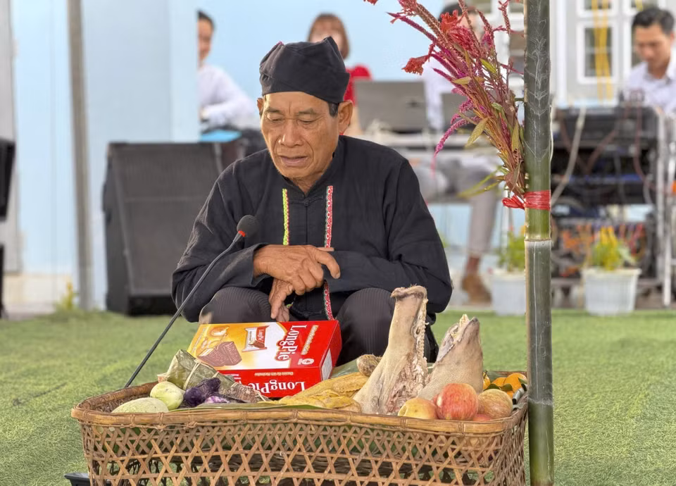 Un chamán realiza un ritual para venerar a las deidades. (Foto: VNA)