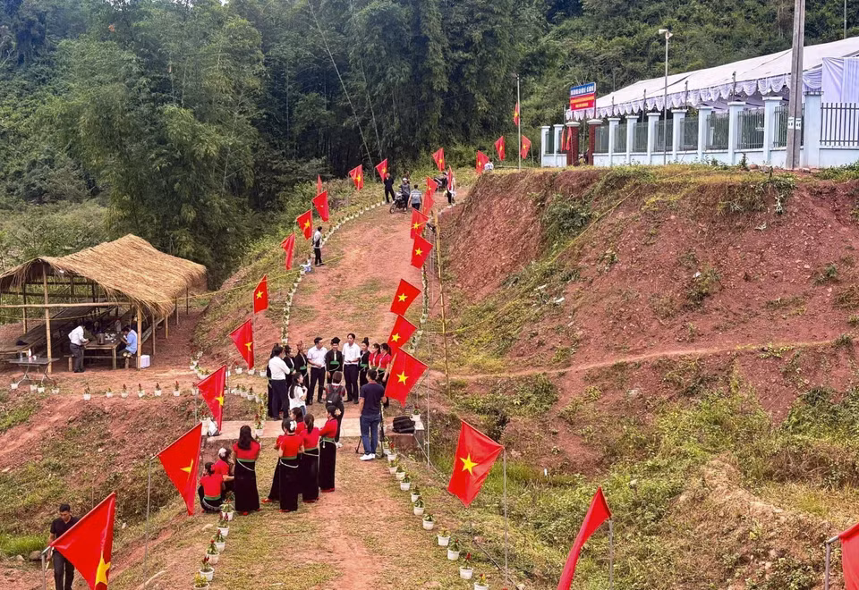 La aldea de Nam Ke se engalana con banderas y flores para dar la bienvenida al Año Nuevo tradicional del pueblo Cong. (Foto: VNA)