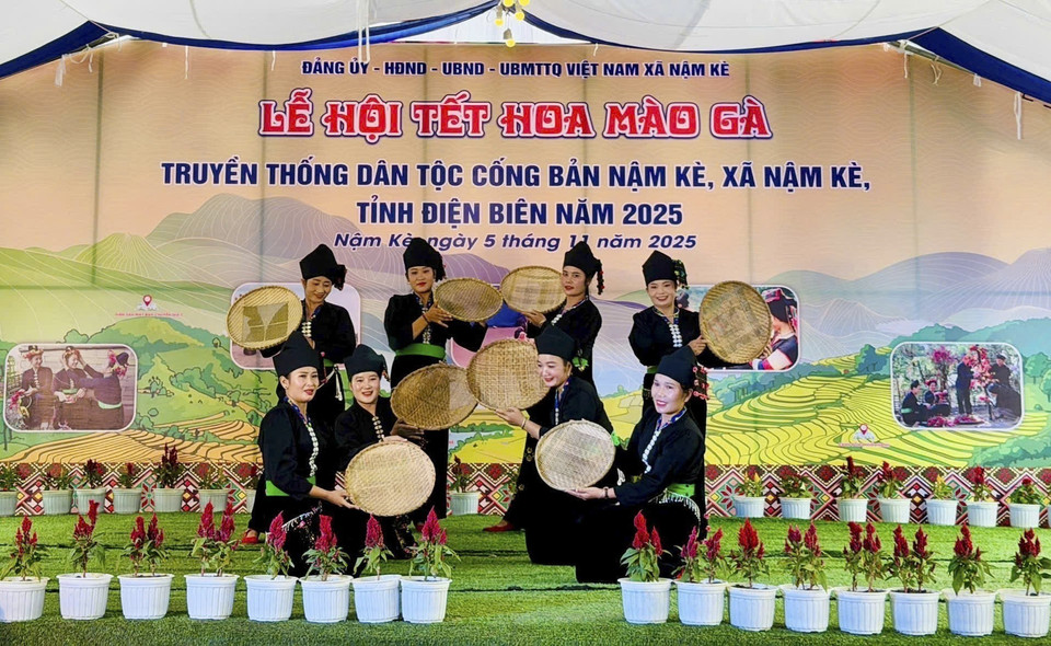 Mujeres Cong bailan danzas folclóricas durante el festival. (Foto: VNA)