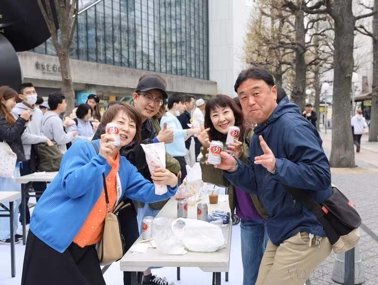 Turistas japoneses disfrutaron de la cerveza vietnamita en el Festival Vietnam, celebrado en el parque Ikebukuro (Japón), el 6 de abril de 2024. (Foto: VNA)