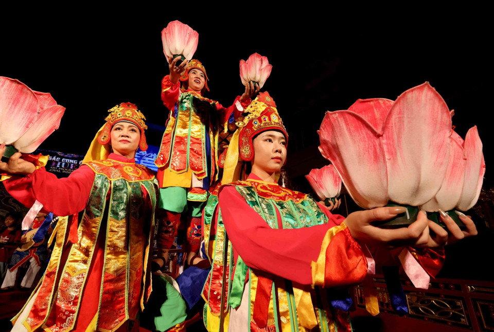 La música de la corte real de Hue, incluida la danza Luc Cung Hoa Dang, es reconocida por la UNESCO como Patrimonio Cultural Inmaterial de la Humanidad. La danza simboliza seis ofrendas a Buda: inciensos, flores, linternas, té, frutas y pasteles. (Foto: VNA)