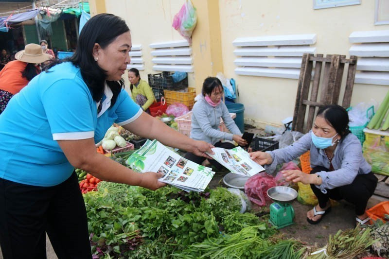 En el mercado de Tam Thanh, provincia de Binh Thuan, se distribuyen folletos y se realizan actividades de divulgación para concienciar a compradores y vendedores sobre la protección del medio ambiente y la lucha contra los residuos plásticos. (Foto: VNA)