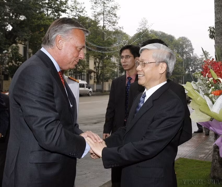 El presidente de la Asamblea Nacional de Vietnam, Nguyen Phu Trong, recibió al titular de la Cámara de Representantes de Bélgica, Patrick Dewael, en una visita oficial de amistad a Vietnam (Hanoi, 14 de abril de 2010). (Foto: VNA)