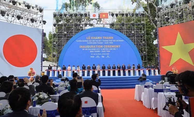 Ceremonia de inauguración de la línea de metro No.1 Ben Thanh - Suoi Tien, después de dos meses de operación oficial. Esta es la primera línea de metro de Vietnam, el mayor proyecto de préstamo de asistencia oficial para el desarrollo (AOD) de Japón para el país indochino y una obra simbólica de la cooperación entre ambas naciones (Ciudad Ho Chi Minh, 9 de marzo de 2025). (Foto: VNA)