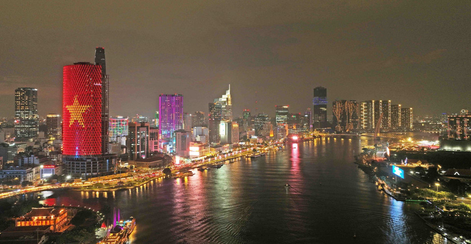 Ciudad Ho Chi Minh continúa logrando hitos importantes, manteniendo su papel clave como centro económico, financiero, comercial, cultural, científico-tecnológico, de innovación y educativo del sur y todo el país. (Foto: VNA)