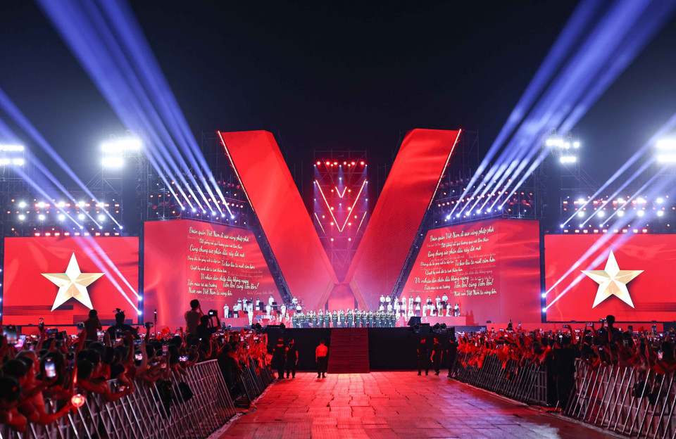 El programa ofreció un profundo viaje emocional, conectando los gloriosos recuerdos del pasado con las aspiraciones del presente y el futuro. (Foto: VNA)
