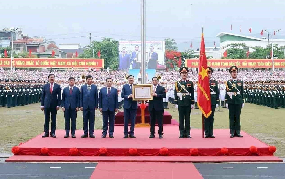 El primer ministro Pham Minh Chinh otorgó la Orden de la Independencia de Primera Clase al Comité del Partido, la administración y el pueblo de la provincia de Dien Bien en el 70.º aniversario de la Victoria de Dien Bien Phu, el 7 de mayo de 2024. (Foto: VNA)