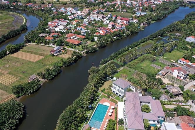Canales y zanjas con cocoteros que crecen en ambas orillas atraviesan zonas residenciales. (Foto: VNA)