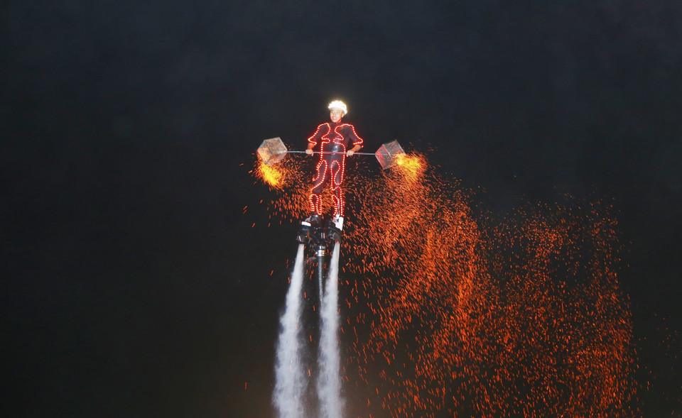 Un atleta de flyboard realiza rutinas de baile y acrobacias a más de 10 metros de altura, impulsado por potentes chorros de agua. (Foto: VNA)