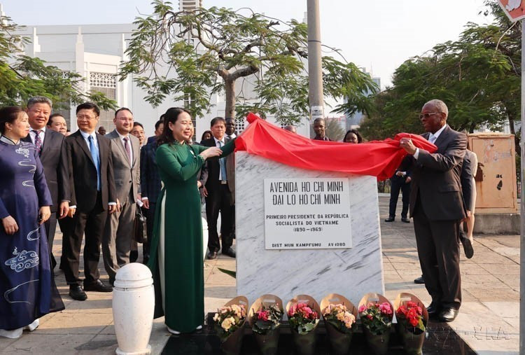 La vicepresidenta vietnamita Vo Thi Anh Xuan y el presidente del Consejo Municipal de Maputo, Eneas Comiche, inauguran el letrero de la “Avenida Ho Chi Minh” en Maputo (Mozambique, 11 de septiembre de 2023). (Foto: VNA)
