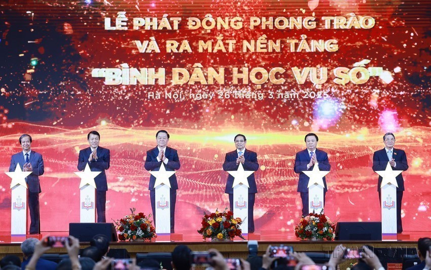 El 26 de marzo de 2025, el primer ministro Pham Minh Chinh y los delegados lanzaron el movimiento “Alfabetización Digital para Todos” en Hanoi. (Foto: VNA)