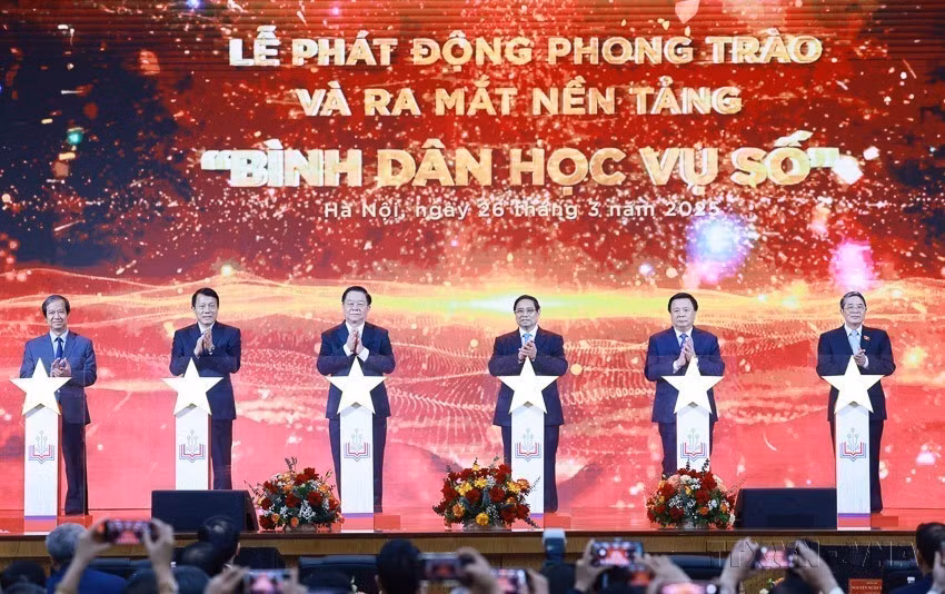 El 26 de marzo de 2025, el primer ministro Pham Minh Chinh y los delegados lanzaron el movimiento “Alfabetización Digital para Todos” en Hanoi. (Foto: VNA)