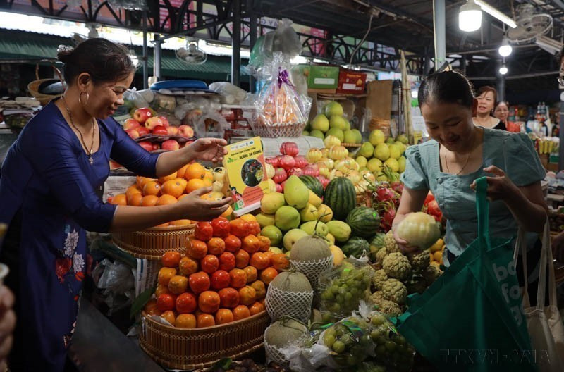 Residentes de la ciudad de Hue utilizan bolsas de tela para hacer sus compras en el mercado de Dong Ba, promoviendo la concienciación y el hábito de limitar la dependencia del plástico en la vida diaria. (Foto: VNA)