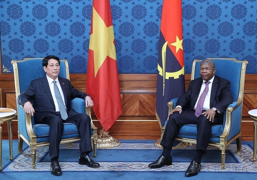 El presidente de Vietnam, Luong Cuong, conversa con su homólogo de Angola, João Manuel Gonçalves Lourenço, durante su visita de Estado al país africano (7 de agosto de 2025). (Foto: VNA)