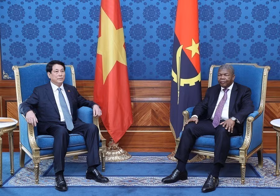 El presidente de Vietnam, Luong Cuong, conversa con su homólogo de Angola, João Manuel Gonçalves Lourenço, durante su visita de Estado al país africano (7 de agosto de 2025). (Foto: VNA)