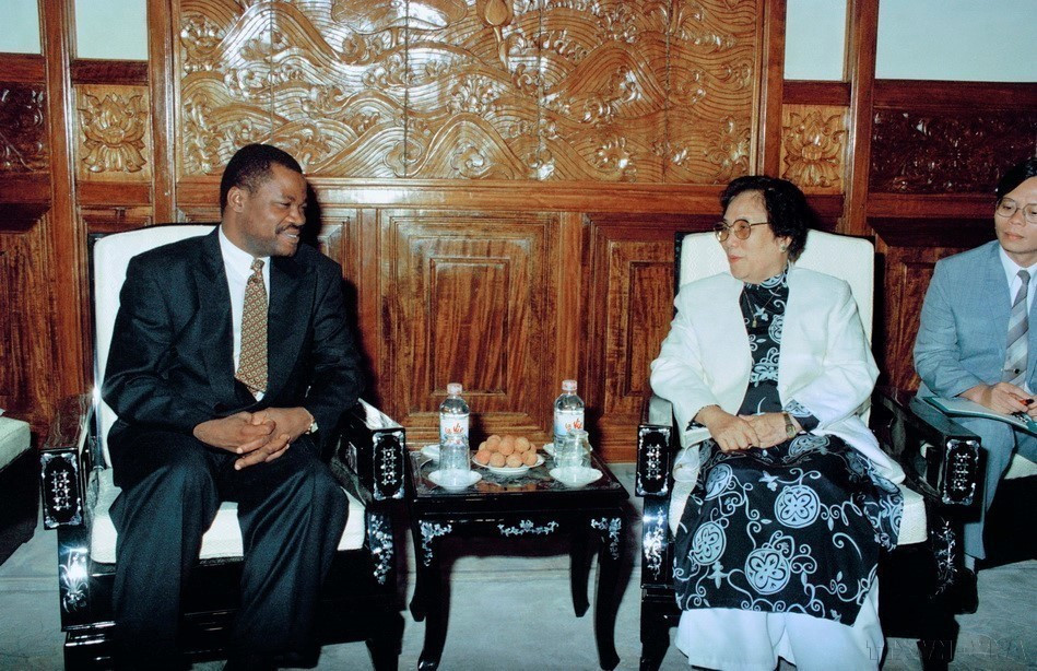 La vicepresidenta Nguyen Thi Binh recibe a João Bernardo de Miranda, viceministro de Relaciones Exteriores de Angola, durante su visita a Vietnam (Hanoi, 28 de junio de 1995). (Foto: VNA)