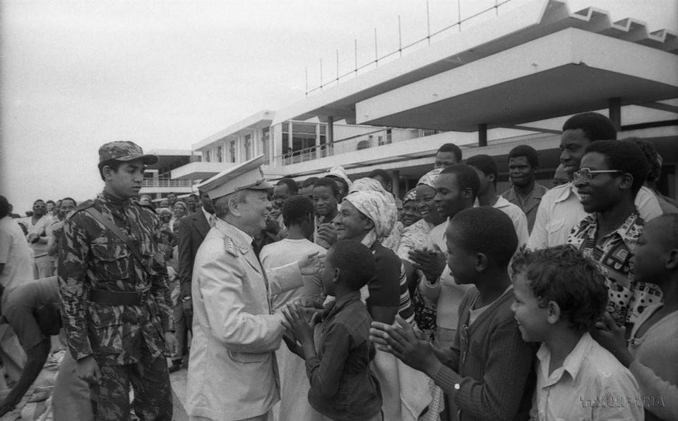 El General Vo Nguyen Giap, viceprimer ministro vietnamita, fue recibido con calidez en Maputo, capital de Mozambique, durante su visita al país africano del 15 al 19 de noviembre de 1980. (Foto: VNA)
