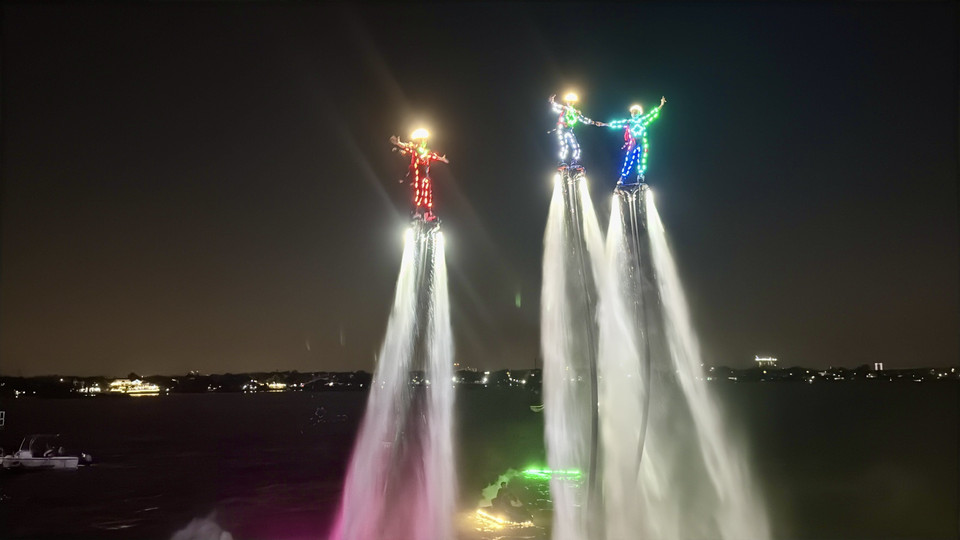 Los atletas de flyboard realizan una actuación sobre la superficie del río Dong Nai. (Foto: VNA)