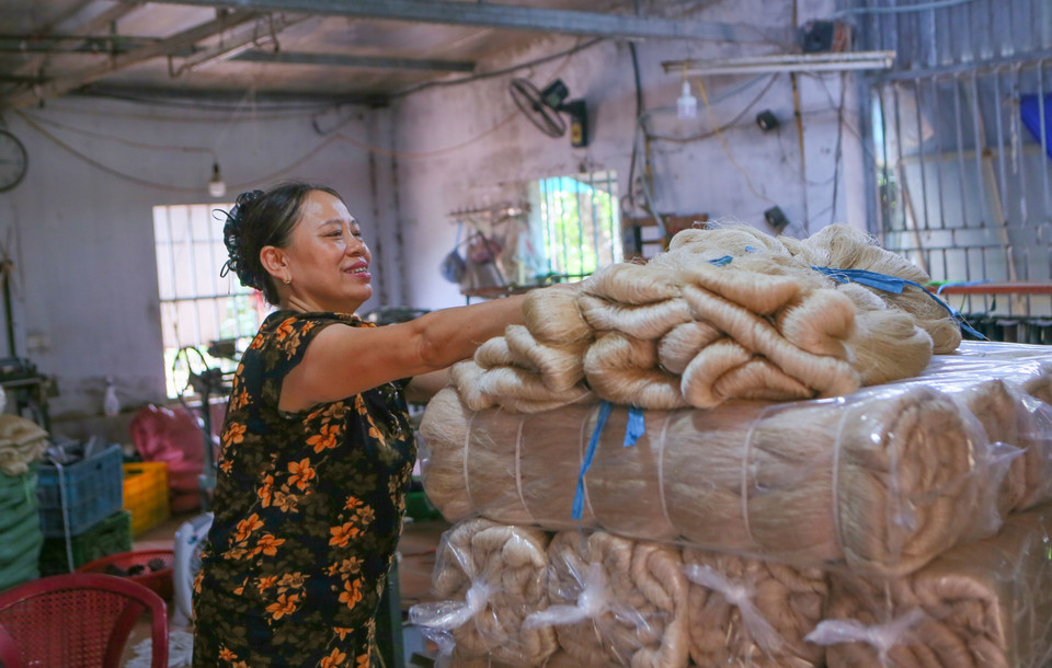 Doan Thi Hue, propietaria de un gran taller de hilado de seda en la aldea de Co Chat, prepara rollos de hilos de seda para enviarlos a los comerciantes. (Foto: VNA)