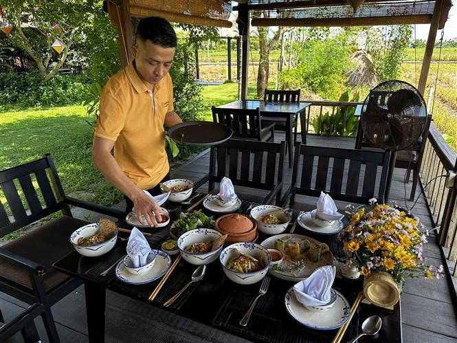 Cada año, la aldea de Cam Thanh atrae a más de un millón de visitantes nacionales y extranjeros. Este modelo de turismo genera empleos estables para unos 1.500 trabajadores locales, con un ingreso promedio mensual de 7 millones de dongs (unos 265 dólares). (Foto: VNA)