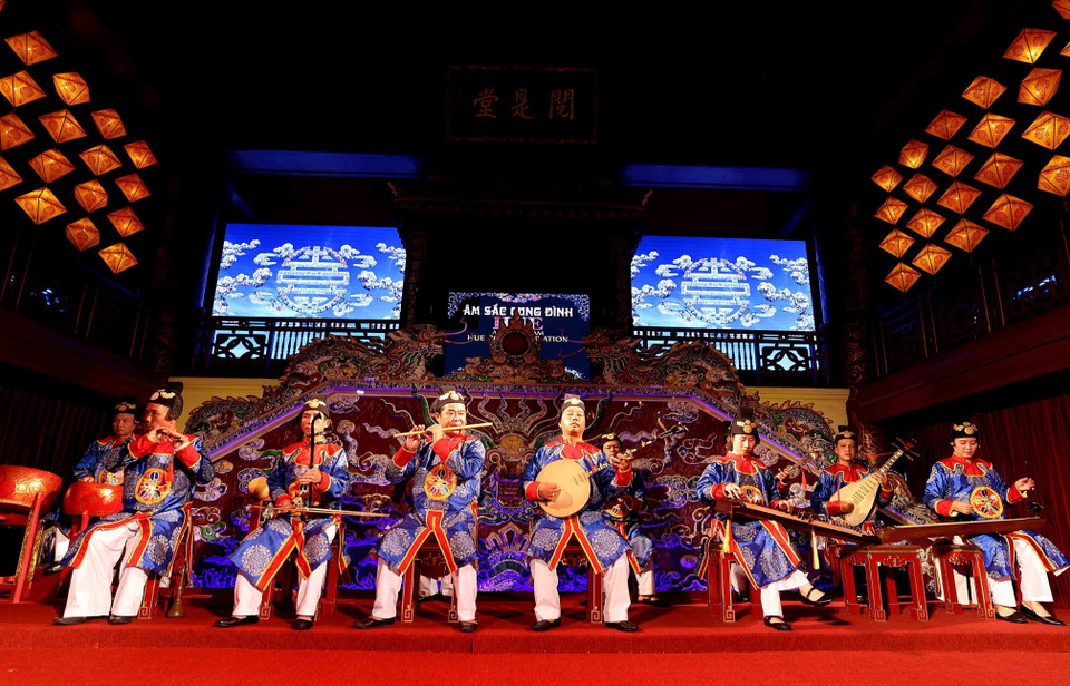 Instrumentos tradicionales, como tambores y badajos, se preparan cuidadosamente para representaciones públicas (Foto: VNA)