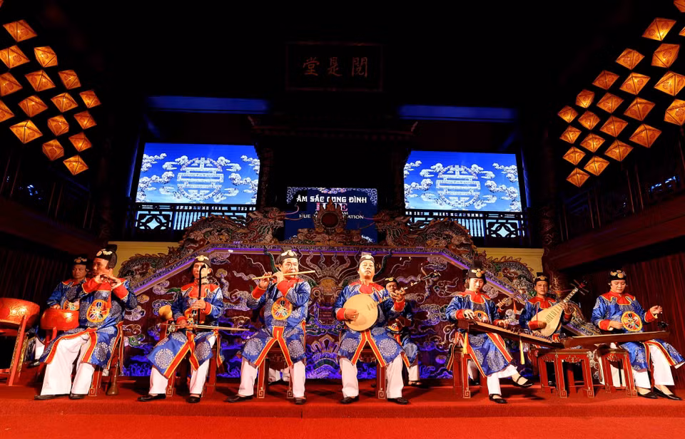 Instrumentos tradicionales, como tambores y badajos, se preparan cuidadosamente para representaciones públicas (Foto: VNA)