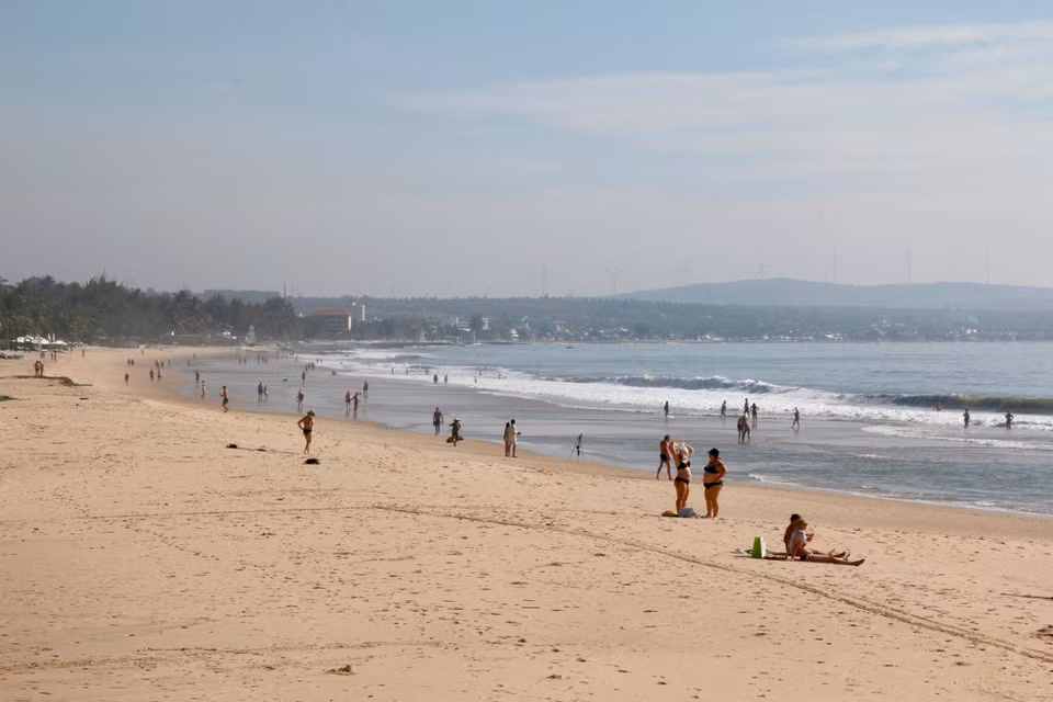 Turistas extranjeros en la playa de Ham Tien, parte de la planificación de la Zona Turística Nacional de Mui Ne (Foto: VNA)