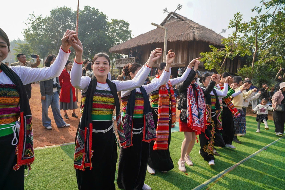 La danza Xoe, cantos y juegos folclóricos se llevan a cabo después de los rituales para crear una atmósfera alegre y cohesiva entre la comunidad. (Foto: VNA)