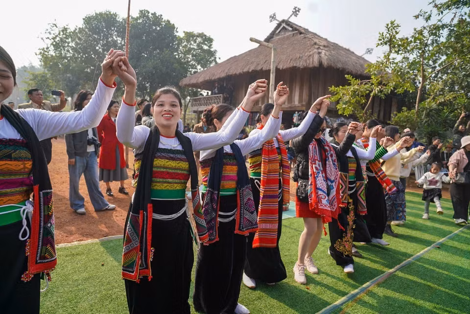 La danza Xoe, cantos y juegos folclóricos se llevan a cabo después de los rituales para crear una atmósfera alegre y cohesiva entre la comunidad. (Foto: VNA)