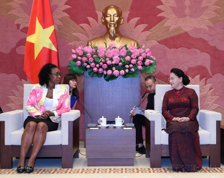 La presidenta de la Asamblea Nacional, Nguyen Thi Kim Ngan, recibe a Beatriz Buchili, fiscal general de Mozambique, durante su visita de trabajo a Vietnam (Hanoi, 21 de agosto de 2017). (Foto: VNA)