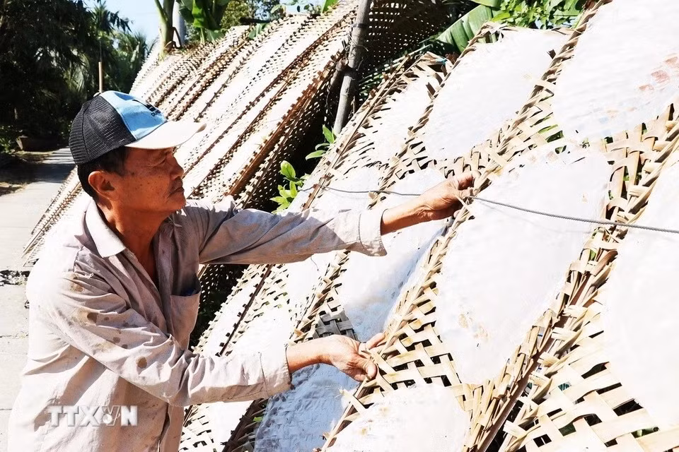 Huynh Van Cuoi de la aldea de Hau Thuan, comuna de Hau Thanh, revisa el producto terminado. (Foto: VNA)